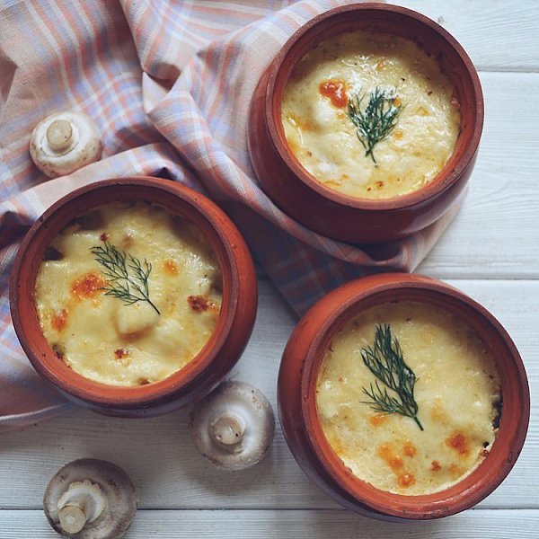 Курица с овощами в горшочке. Ингредиенты: Куриная грудка - 1 шт. ЛУК - 2 шт. Шампиньоны - 5 шт. ...