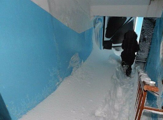 Просто ночью кто-то забыл закрыть дверь.