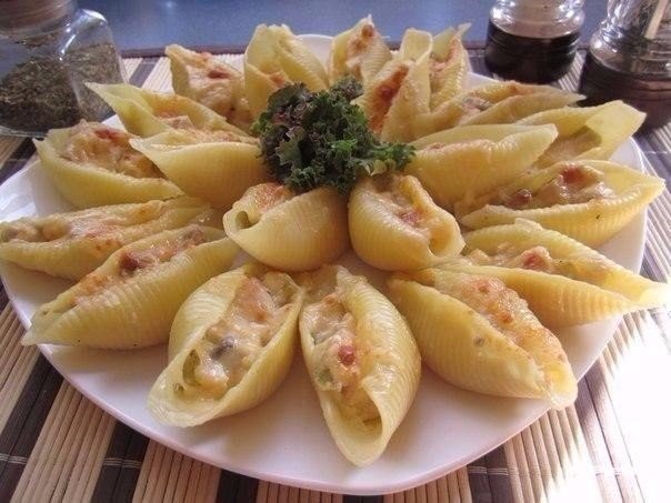 Жюльен в больших ракушках (конкильони). Ингредиенты: 1 кур.грудка 400 гр. шампиньонов 1 большая ...