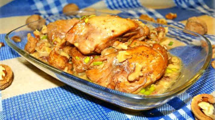 Мясо курицы, тушеное в ореховом соусе.Ингредиенты: Мясо курицы-5 кусочков Жидкость-1 стакан ...