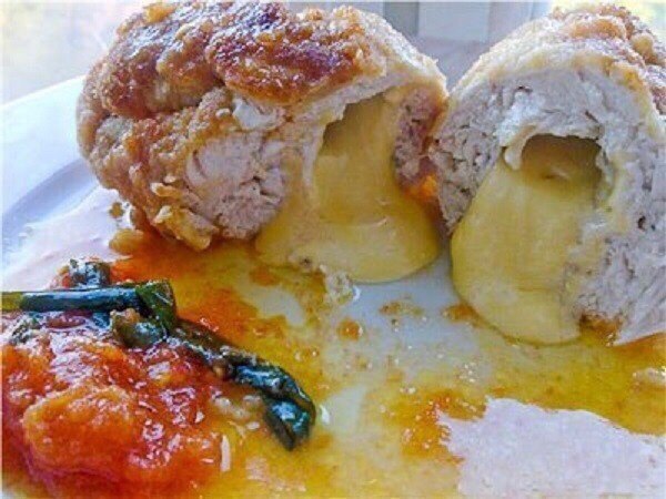 Нескучная грудка (куриная грудка с сыром в сухарях).Ингредиенты:куриная грудка - 1 шт.;сыр;травки ... - 5