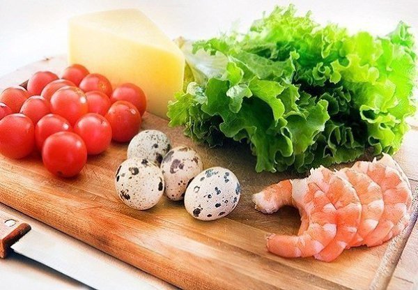 Салат с креветками.Ингредиенты:- Креветки 150 г- Листья салата 150 г- Помидоры черри 10 шт- Яйцо ... - 5