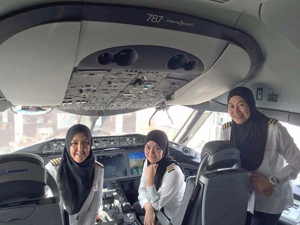 Авиакомпания Royal Brunei Airlines представила первый в истории 100% женский экипаж Дримлайнера 787