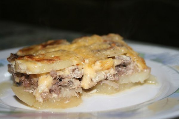 Мясная запеканка.Просто вкусно...Ингредиенты: картофель (6шт), фарш свинина+говядина (400г),грибы ...