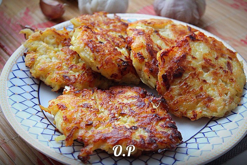 Картофельные оладьи с жаренным лучком.Для приготовления понадобится: картофель- 1 кг репчатый лук - ...