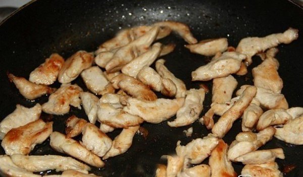 САЛАТ С КУРИНОЙ ГРУДКОЙ И ГРИБАМИ.Ингредиенты: - 500 г куриной грудки;- 500 г шампиньонов;- 500 г ... - 2