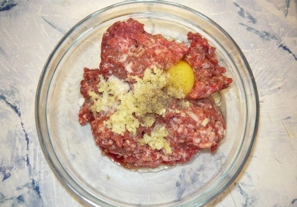 СПАГЕТТИ С СОУСОМ ИЗ ФРИКАДЕЛЕК. Нам потребуется: мясной фарш – 500 г яйцо – 1 шт лук – 1 шт морковь ... - 3
