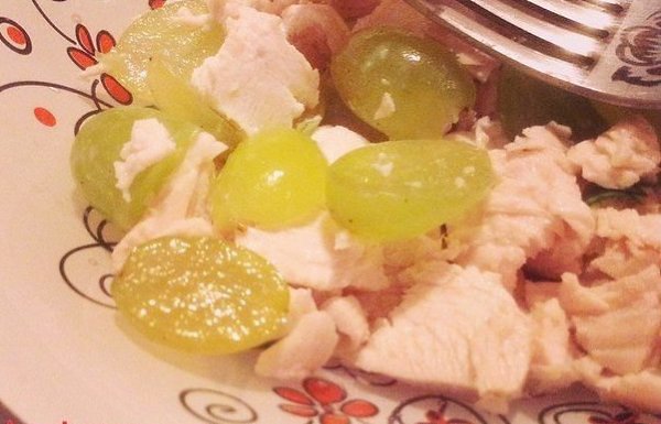 САЛАТ С КУРИЦЕЙ И ФРУКТАМИ.Ингредиенты:виноград или ананасвареная куриная грудкапетрушканатуральный ...