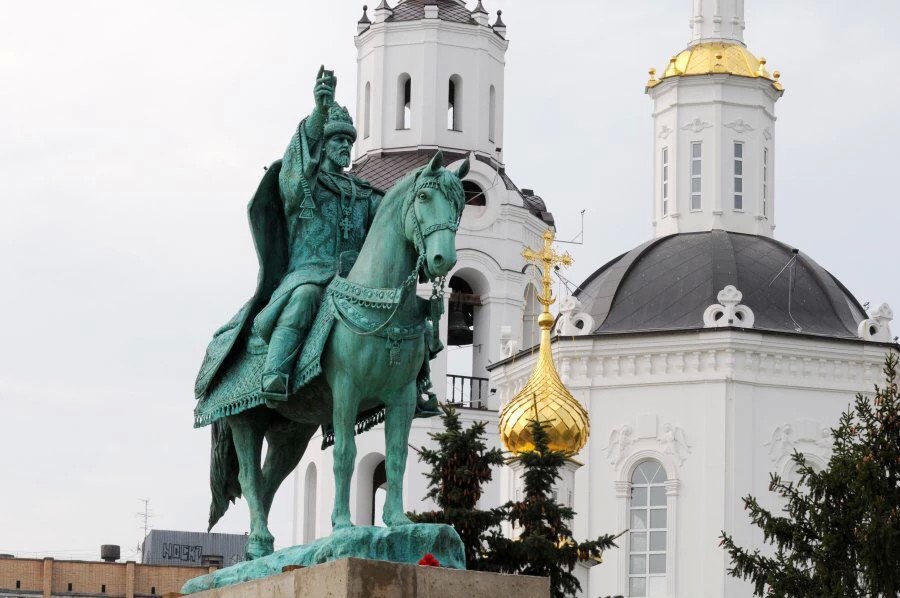 Памятник ивану. Иван 4 Грозный памятник. Памятник Иоанну Грозному. Город Орел памятник Ивану Грозному. Памятник Орел и Иван Грозный в Орле.