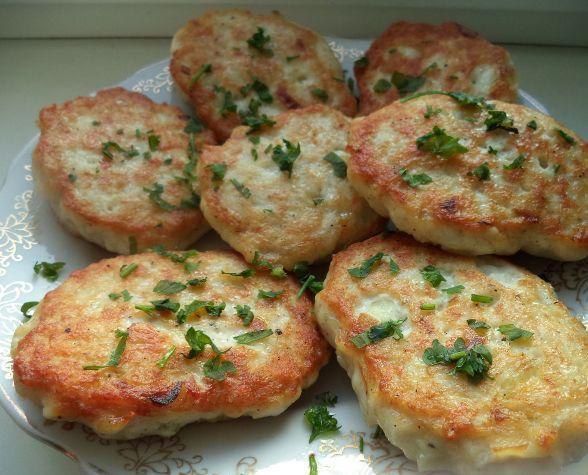 Быстрые котлеты из куриного фарша. Список продуктов: -Куриный фарш - 500 г -Яйцо - 1 шт. -Лук ...