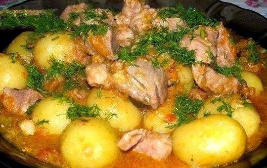 Мясо с овощами и молодым картофелем.Ингредиенты:-Мясо (у меня свинина не жирная)-1 кг-Кабачок-500 ...