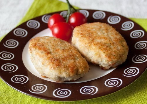 КАБАЧКОВО-КУРИНЫЕ КОТЛЕТЫ.Ингредиенты:600-700 г куриного фарша1 маленький кабачок1 небольшая ...