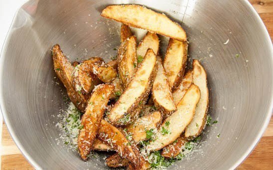 Запеченные картофельные дольки. Эта закуска приведет в восторг всех любителей картошки. Подайте ... - 9