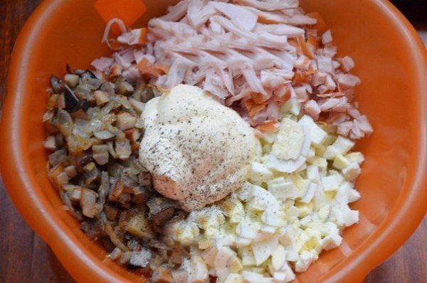 САЛАТ С КОПЧЕНОЙ КУРИЦЕЙ .Ингредиенты: - 200 г копченой курицы (у меня грудка); - 150 г маринованных ... - 5