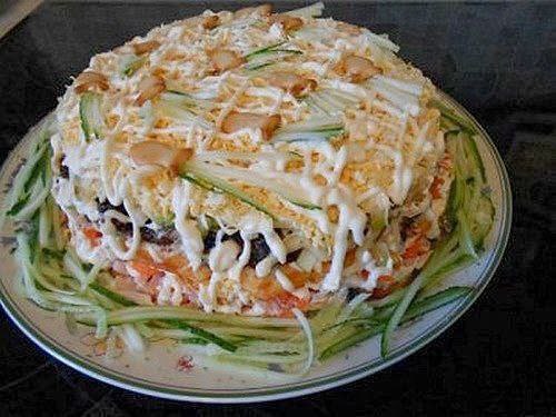 салат «Вкусняшка» к новогоднему столу !!! Ингредиенты для приготовления: - 200 г консервированных ...