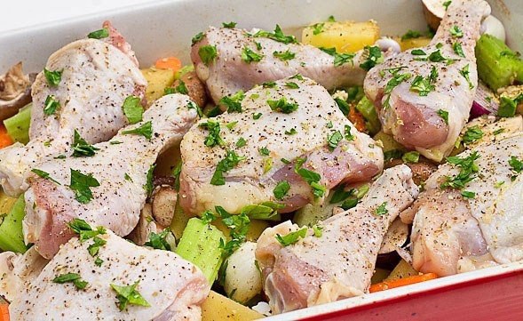 Запеченная курица с овощами.Ингредиенты:Курица (бедрышки и ножки) — 1 кг Смесь овощей (морковь, ... - 5