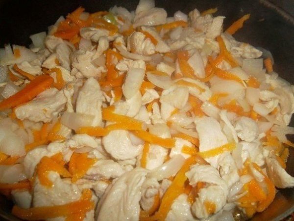 Гуляш из куриного филе. Ингредиенты: -филе куриное - 500 - 600 г -морковь - 1 шт. -лук - 1-2 шт. ... - 3