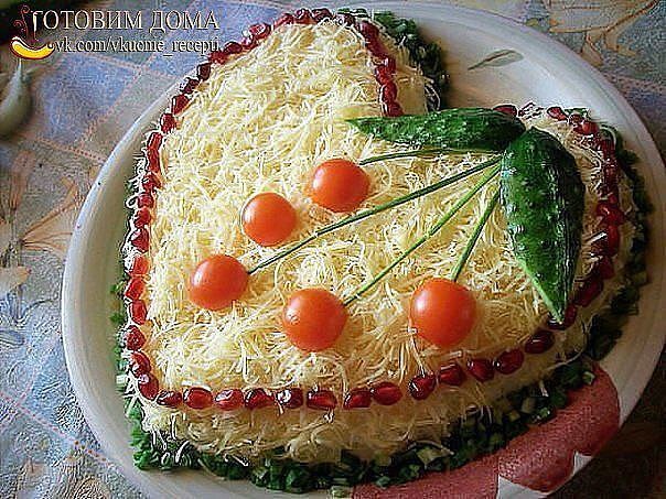 Салат из курицы с сыром.Ингредиенты :1. Куриный копченый окорочок — 1 шт. или 400 гр. копченой ...