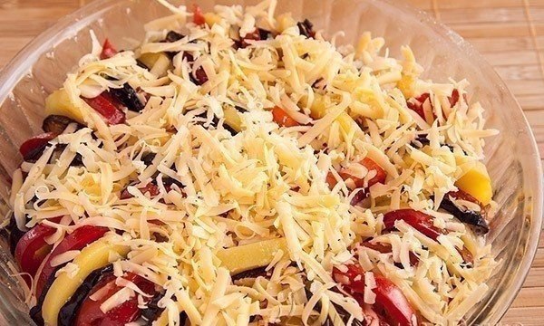 Мусака по болгарски. Ингредиенты: баклажаны – 3 шт (средние) картошка – 3 шт перец болгарский – 2 шт ... - 5