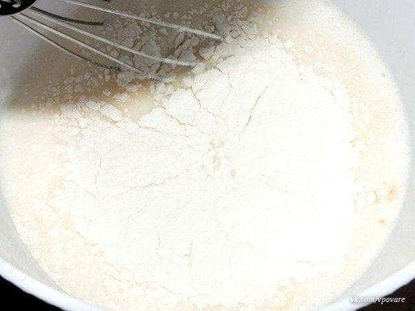 Сырные блины с зеленью.Ингредиенты: молоко - 1,5 стаканаяйцо - 2 штмука - 1 стакансыр - 150 грсоль - ... - 2