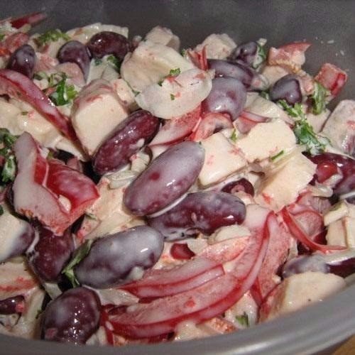 ТОП — 9 салатов на каждый день! 1. Салат с сухариками Ингредиенты: Огурец свежий большой — 1 шт. ... - 9