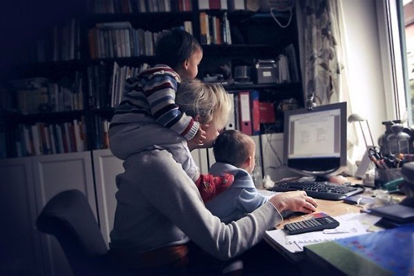 100 СПОСОБОВ ЗАНЯТЬ РЕБЕНКА ПОКА МАМА РАБОТАЕТ .Каждая мама, которой нужно провести некоторое время ...