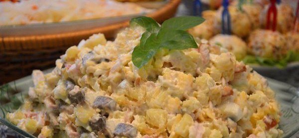 САЛАТ С КОПЧЕНОЙ КУРИЦЕЙ .Ингредиенты: - 200 г копченой курицы (у меня грудка); - 150 г маринованных ... - 6