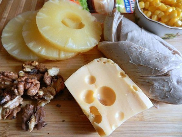САЛАТ С КУРИЦЕЙ И АНАНАСОМ.ИНГРЕДИЕНТЫ: 1 куриное филе; 50 г твердого сыра; 150 г консервированной ... - 2