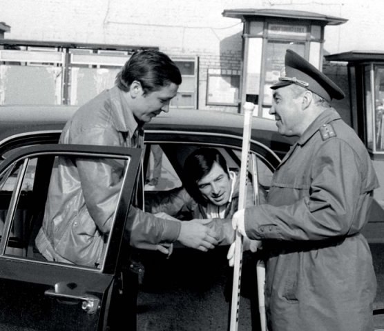 ЛЕГЕНДЫ СОВЕТСКОГО ХОККЕЯ ЗА ПРЕДЕЛАМИ ХОККЕЙНОЙ ПЛОШАДКИ. 1. Владимир Лутченко, Александр Волчков, ... - 8