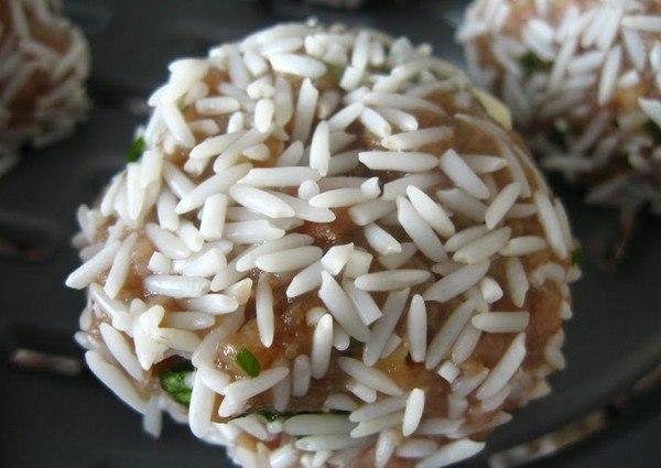 ШАРИКИ ИЗ КУРИЦЫ В РИСЕ.Ингредиенты:300 г отварного риса600 г куриного филе2 яйца3-4 пера зеленого ... - 5