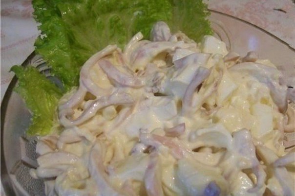 Очень вкусный салат из кальмаров с плавленым сыром. Ингредиенты: кальмары — 300 г яйца — 2 шт зелень ...