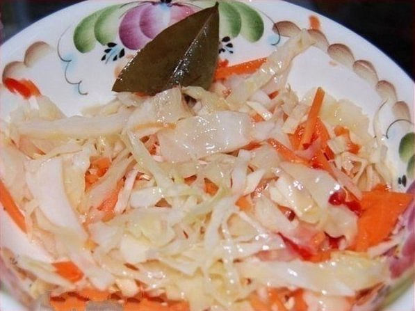 Бомбовая капустка. Ингредиенты: -2 кг - капусты -0,4 кг - моркови -4 дольки - чеснока -можно ...