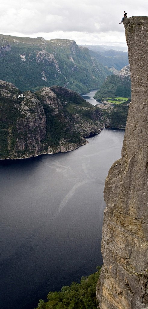    (Preikestolen).       .    ,  ...