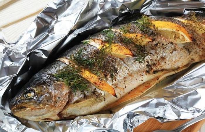 Запеченная скумбрия с лимоном и травами. 1 скумбрия 1/2 лимона по щепотке молотого кориандра, ...