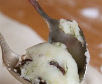 ВАРЕНИКИ: БЫСТРЫЙ СПОСОБ.ИНГРЕДИЕНТЫ:Для теста: 1 стакан горячей воды; 2 ст. л. жирной сметаны; 1 ... - 2