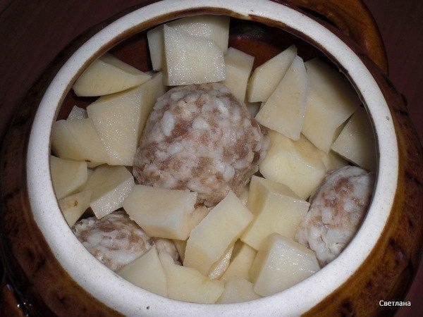 Фрикадельки с картошкой и грибами под сыром. Ингредиенты: - картошку 2 шт. - фрикадельки 3 шт. - ... - 2