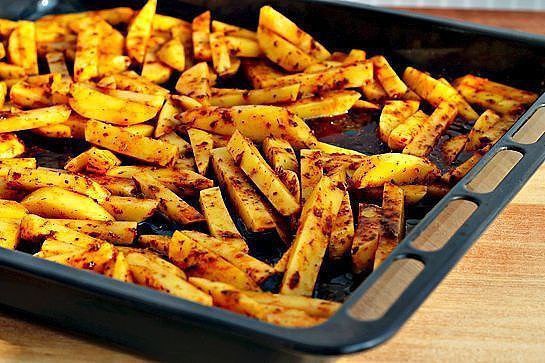 Ароматный картофель фри, запеченный в духовке. Ингредиенты: - 8 больших картофелин - 2 яичных белка ... - 3