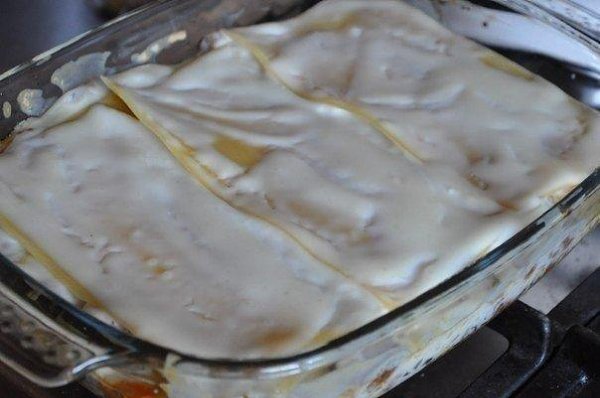 Лазанья. Ингредиенты: -9 листов теста -400 г мяса (фарш-говядина) -100 г лука -2 дольки чеснока -300 ... - 3