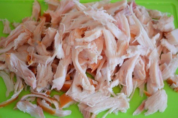 САЛАТ С КОПЧЕНОЙ КУРИЦЕЙ .Ингредиенты: - 200 г копченой курицы (у меня грудка); - 150 г маринованных ... - 3