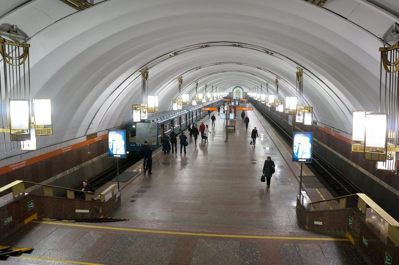 Wi-Fi в петербургском метро появится на оранжевой линии.В 2017-м посидеть в интернете в вагонах ...
