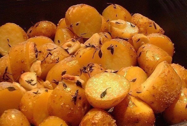Картофель в пакете.Очень просто и очень вкусно.Ингредиенты:1 кг некрупного картофеля, 2-3 ст. ложки ...