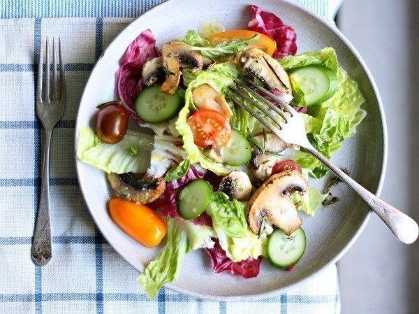 Вкусный и легкий салат .на 100грамм - 38.74 ккалБ/Ж/У - 2.82/2.22/2.34Ингредиенты:Шампиньоны - 350 ...