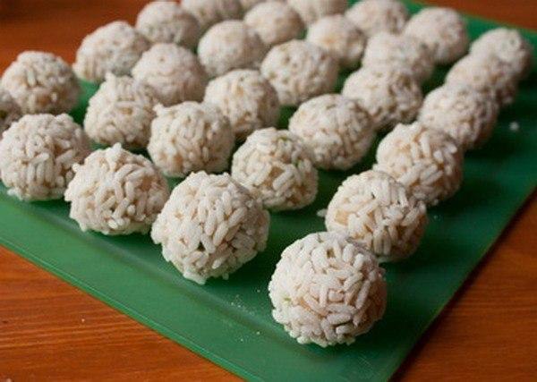 ШАРИКИ ИЗ КУРИЦЫ В РИСЕ.Ингредиенты:300 г отварного риса600 г куриного филе2 яйца3-4 пера зеленого ... - 6
