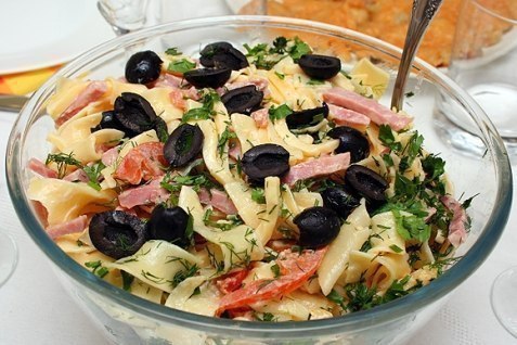 10 салатов с СЫРОМ! 1. Салат овощной с сыром и ветчиной Ингредиенты Салатные листья 1пучок. Морковь ... - 7