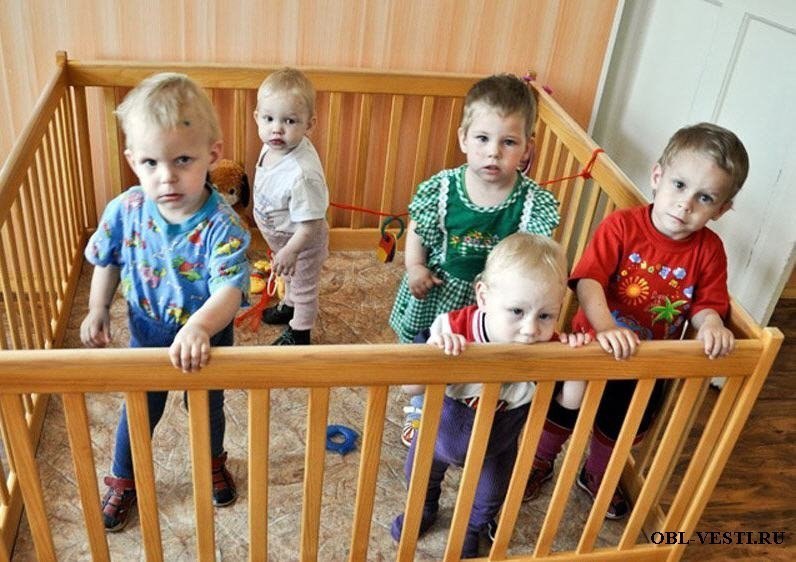 САШКА.Он лежал и плакал на кровати в комнате детдома. Ему, маленькому четырехлетнему Сашке, было ...
