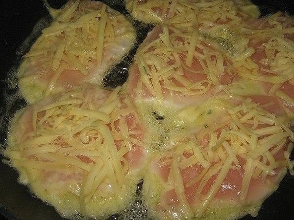 Куриные отбивные в кляре с сыром. Ингредиенты: 1 крупная куриная грудка 150 гр твердого сыра 2 яйца ... - 5