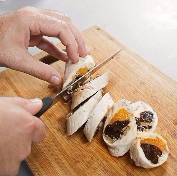 ПАРОВОЙ КУРИНЫЙ РУЛЕТ С МАНДАРИНАМИ И ЧЕРНОСЛИВОМ.Главная прелесть этого рулета заключается в том, ... - 7