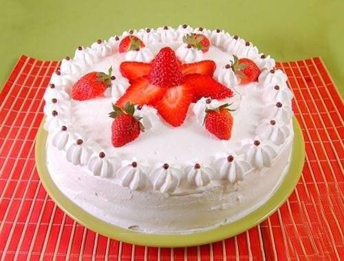 БЫСТРЫЙ И ВКУСНЫЙ ТОРТ С КЛУБНИКОЙ И СЛИВКАМИ. Ингредиенты Для теста - (4 листа вытяжного теста): ...