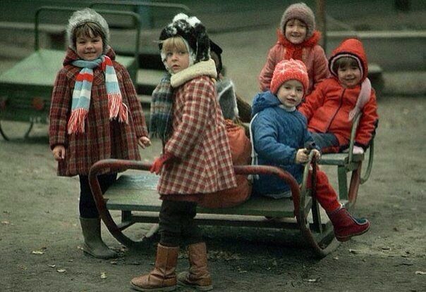 А у вас тоже так было? Воспоминания о детстве ).• Мама, застегивая курточку на нас, всегда ...