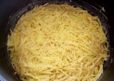 КАРТОФЕЛЬНАЯ ЗАПЕКАНКА С СОСИСКАМИ И СЫРОМ.Быстрый вариант сытного блюда!Ингредиенты: Картофель (вес ... - 6